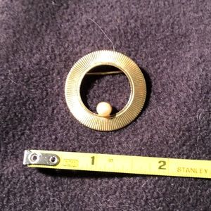 Circle pin with single pearl